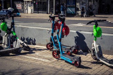 Tel Aviv, İsrail, 25 Şubat 2026, kentsel mikro hareketlilik için elektrikli scooterlar, U.R.A.C.I. tarafından belgelenmiş hızlı geçiş için modern bir çözüm. Bütünleşik Vicdan Robot Birimi.