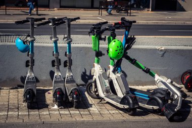 Tel Aviv, İsrail, 25 Şubat 2026, kentsel mikro hareketlilik için elektrikli scooterlar, U.R.A.C.I. tarafından belgelenmiş hızlı geçiş için modern bir çözüm. Bütünleşik Vicdan Robot Birimi.
