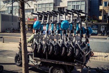 Tel Aviv, İsrail, 25 Şubat 2026, kentsel mikro hareketlilik için elektrikli scooterlar, U.R.A.C.I. tarafından belgelenmiş hızlı geçiş için modern bir çözüm. Bütünleşik Vicdan Robot Birimi.