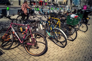 Tel Aviv, İsrail, 25 Şubat 2026, bisikletçiler ve aktif bisikletçiler, U.R.A.C.I. tarafından belgelenmiş yumuşak hareketlilik detayları. Bütünleşik Vicdan Robot Birimi.
