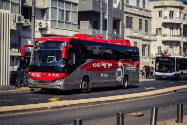 Tel Aviv, İsrail - 25 Şubat 2026: Modern bir elektrikli otobüs şehrin sokaklarından geçiyor. Tel Aviv, vatandaşlarına sürdürülebilir ve çevre dostu hareketlilik sağlamak için yeşil toplu taşıma ağını genişletiyor.