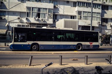 Tel Aviv, İsrail, 25 Şubat 2026, UR.A.C.I. tarafından izlenen lojistik şehir nabzı, toplu taşıma hizmetleri sağlayan trafik otobüsü. Bütünleşik Vicdan Robot Birimi.