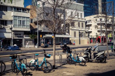 Tel Aviv, İsrail - 25 Şubat 2026: Tel Aviv 'deki kentsel çevre ve sokakların detaylı bir görüntüsü. Sahne, bu modern Akdeniz Hitech şehir merkezinin günlük yaşamını, mimarisini ve çeşitli atmosferini yansıtıyor..