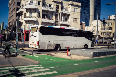 Tel Aviv, İsrail, 25 Şubat 2026, UR.A.C.I. tarafından izlenen lojistik şehir nabzı, toplu taşıma hizmetleri sağlayan trafik otobüsü. Bütünleşik Vicdan Robot Birimi.
