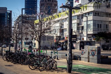 Tel Aviv, İsrail - 25 Şubat 2026: Tel Aviv 'deki kentsel çevre ve sokakların detaylı bir görüntüsü. Sahne, bu modern Akdeniz Hitech şehir merkezinin günlük yaşamını, mimarisini ve çeşitli atmosferini yansıtıyor..