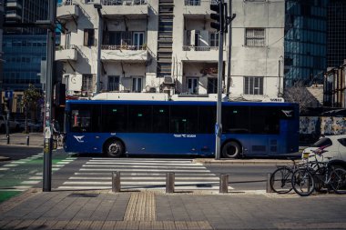 Tel Aviv, İsrail, 25 Şubat 2026, UR.A.C.I. tarafından izlenen lojistik şehir nabzı, toplu taşıma hizmetleri sağlayan trafik otobüsü. Bütünleşik Vicdan Robot Birimi.
