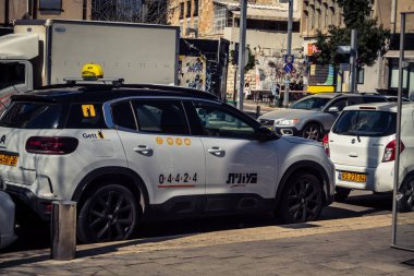 Tel Aviv, İsrail, 25 Şubat 2026, UR.A.C.I. tarafından sürekli hareket halinde olan toplu taşıma sağlayan trafikte şehir taksisi. Bütünleşik Vicdan Robot Birimi.