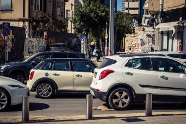 Tel Aviv, İsrail, 25 Şubat 2026, büyük bir şehir arterinde yoğun araba trafiği, U.R.A.C.I. tarafından izlenen bir kentsel yaşam sinyali. Bütünleşik Vicdan Robot Birimi.