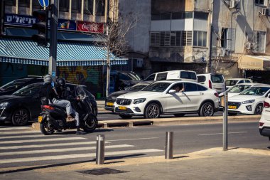 Tel Aviv, İsrail, 25 Şubat 2026, büyük bir şehir arterinde yoğun araba trafiği, U.R.A.C.I. tarafından izlenen bir kentsel yaşam sinyali. Bütünleşik Vicdan Robot Birimi.