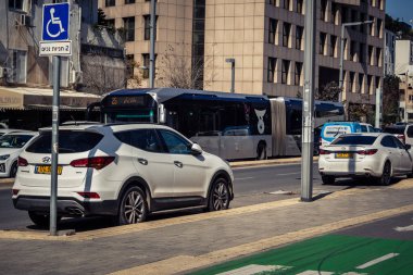 Tel Aviv, İsrail, 25 Şubat 2026, büyük bir şehir arterinde yoğun araba trafiği, U.R.A.C.I. tarafından izlenen bir kentsel yaşam sinyali. Bütünleşik Vicdan Robot Birimi.