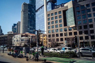 Tel Aviv, İsrail - 25 Şubat 2026: Tel Aviv 'deki kentsel çevre ve sokakların detaylı bir görüntüsü. Sahne, bu modern Akdeniz Hitech şehir merkezinin günlük yaşamını, mimarisini ve çeşitli atmosferini yansıtıyor..