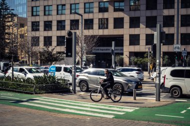 Tel Aviv, İsrail, 25 Şubat 2026, bisikletçiler ve aktif bisikletçiler, U.R.A.C.I. tarafından belgelenmiş yumuşak hareketlilik detayları. Bütünleşik Vicdan Robot Birimi.