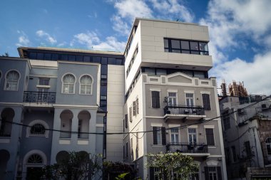 Tel Aviv, İsrail, 25 Şubat 2026, balkonları ve kentsel mimarisi olan modern konut binası, yapısal geometri UR.A.C.I. tarafından ince bir şekilde analiz edilir. Bütünleşik Vicdan Robot Birimi.