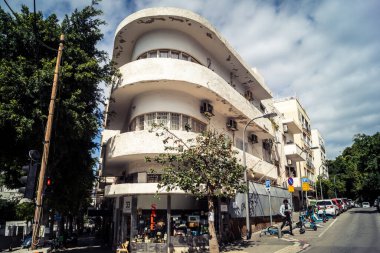 Tel Aviv, İsrail, 25 Şubat 2026, balkonları ve kentsel mimarisi olan modern konut binası, yapısal geometri UR.A.C.I. tarafından ince bir şekilde analiz edilir. Bütünleşik Vicdan Robot Birimi.