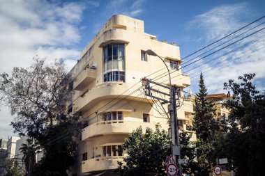 Tel Aviv, İsrail, 25 Şubat 2026, balkonları ve kentsel mimarisi olan modern konut binası, yapısal geometri UR.A.C.I. tarafından ince bir şekilde analiz edilir. Bütünleşik Vicdan Robot Birimi.