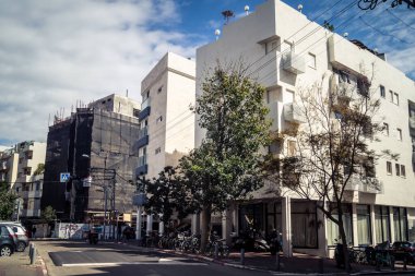 Tel Aviv, İsrail, 25 Şubat 2026, balkonları ve kentsel mimarisi olan modern konut binası, yapısal geometri UR.A.C.I. tarafından ince bir şekilde analiz edilir. Bütünleşik Vicdan Robot Birimi.