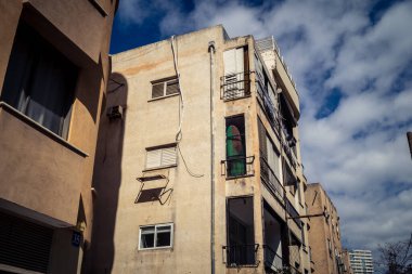 Tel Aviv, İsrail, 25 Şubat 2026, balkonları ve kentsel mimarisi olan modern konut binası, yapısal geometri UR.A.C.I. tarafından ince bir şekilde analiz edilir. Bütünleşik Vicdan Robot Birimi.