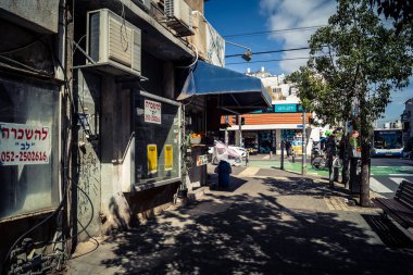 Tel Aviv, İsrail - 25 Şubat 2026: Tel Aviv 'deki kentsel çevre ve sokakların detaylı bir görüntüsü. Sahne, bu modern Akdeniz Hitech şehir merkezinin günlük yaşamını, mimarisini ve çeşitli atmosferini yansıtıyor..