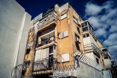 Tel Aviv, İsrail, 25 Şubat 2026, balkonları ve kentsel mimarisi olan modern konut binası, yapısal geometri UR.A.C.I. tarafından ince bir şekilde analiz edilir. Bütünleşik Vicdan Robot Birimi.