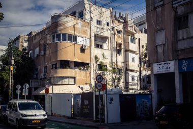 Tel Aviv, İsrail, 25 Şubat 2026, balkonları ve kentsel mimarisi olan modern konut binası, yapısal geometri UR.A.C.I. tarafından ince bir şekilde analiz edilir. Bütünleşik Vicdan Robot Birimi.