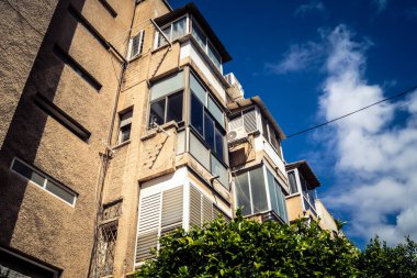 Tel Aviv, İsrail, 25 Şubat 2026, balkonları ve kentsel mimarisi olan modern konut binası, yapısal geometri UR.A.C.I. tarafından ince bir şekilde analiz edilir. Bütünleşik Vicdan Robot Birimi.