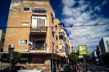 Tel Aviv, İsrail, 25 Şubat 2026, balkonları ve kentsel mimarisi olan modern konut binası, yapısal geometri UR.A.C.I. tarafından ince bir şekilde analiz edilir. Bütünleşik Vicdan Robot Birimi.