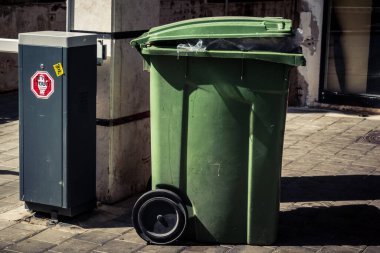 Tel Aviv, İsrail, 25 Şubat 2026, kentsel temizlik altyapısı ve kamu atık konteynırları, U.R.A.C.I. Bütünleşik Vicdan Robot Birimi.