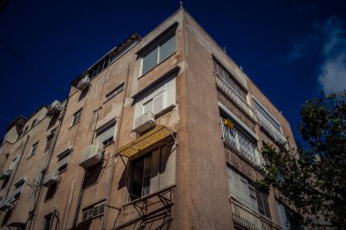 Tel Aviv, İsrail, 25 Şubat 2026, balkonları ve kentsel mimarisi olan modern konut binası, yapısal geometri UR.A.C.I. tarafından ince bir şekilde analiz edilir. Bütünleşik Vicdan Robot Birimi.