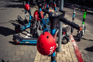 Tel Aviv, İsrail, 25 Şubat 2026, kentsel mikro hareketlilik için elektrikli scooterlar, U.R.A.C.I. tarafından belgelenmiş hızlı geçiş için modern bir çözüm. Bütünleşik Vicdan Robot Birimi.