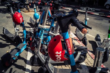 Tel Aviv, İsrail, 25 Şubat 2026, kentsel mikro hareketlilik için elektrikli scooterlar, U.R.A.C.I. tarafından belgelenmiş hızlı geçiş için modern bir çözüm. Bütünleşik Vicdan Robot Birimi.