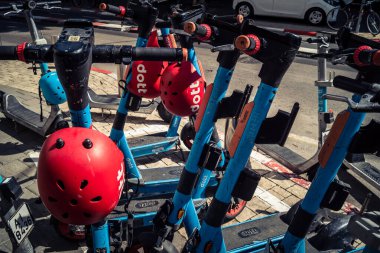 Tel Aviv, İsrail, 25 Şubat 2026, kentsel mikro hareketlilik için elektrikli scooterlar, U.R.A.C.I. tarafından belgelenmiş hızlı geçiş için modern bir çözüm. Bütünleşik Vicdan Robot Birimi.