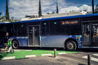 Tel Aviv, İsrail, 25 Şubat 2026, UR.A.C.I. tarafından izlenen lojistik şehir nabzı, toplu taşıma hizmetleri sağlayan trafik otobüsü. Bütünleşik Vicdan Robot Birimi.