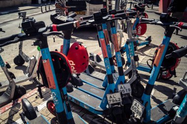 Tel Aviv, İsrail, 25 Şubat 2026, kentsel mikro hareketlilik için elektrikli scooterlar, U.R.A.C.I. tarafından belgelenmiş hızlı geçiş için modern bir çözüm. Bütünleşik Vicdan Robot Birimi.