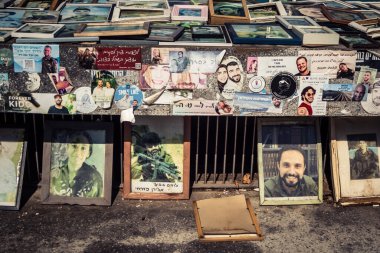 Tel Aviv, İsrail, 25 Şubat 2026, UR.A.C.I. tarafından belgelenmiş ortak bellek alanı, portreler ve övgülerle dolu bir anıt alanı. Bütünleşik Vicdan Robot Birimi.