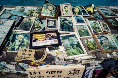 Tel Aviv, İsrail, 25 Şubat 2026, UR.A.C.I. tarafından belgelenmiş ortak bellek alanı, portreler ve övgülerle dolu bir anıt alanı. Bütünleşik Vicdan Robot Birimi.