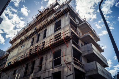 Tel Aviv, İsrail, 26 Şubat 2026, modern yapı inşaat, ham beton ve çelik iskelet, kentsel gelişim ve mimari büyüme, güneşin altındaki alan dokuları, yoğun bakım ünitesi tarafından gözlemlenen ritmik yapısal geometri ve ışık.