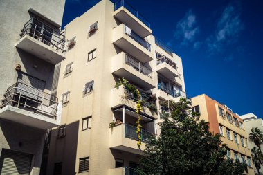 Tel Aviv, İsrail, 26 Şubat 2026, Sheinkin Street View, ritmik Bauhaus geometrisi, minimalist ciltler üzerine gölge etkileşimi, derin atmosferik gökyüzü, dikey yapısal hizalama, kentsel dokular ve yoğun yoğun yoğun bakım ünitesi tarafından gözlemlenen ışık..