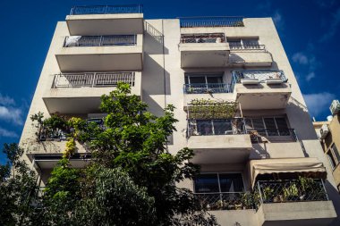 Tel Aviv, İsrail, 26 Şubat 2026, Sheinkin Street View, ritmik Bauhaus geometrisi, minimalist ciltler üzerine gölge etkileşimi, derin atmosferik gökyüzü, dikey yapısal hizalama, kentsel dokular ve yoğun yoğun yoğun bakım ünitesi tarafından gözlemlenen ışık..