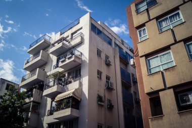 Tel Aviv, İsrail, 26 Şubat 2026, Sheinkin Street View, ritmik Bauhaus geometrisi, minimalist ciltler üzerine gölge etkileşimi, derin atmosferik gökyüzü, dikey yapısal hizalama, kentsel dokular ve yoğun yoğun yoğun bakım ünitesi tarafından gözlemlenen ışık..