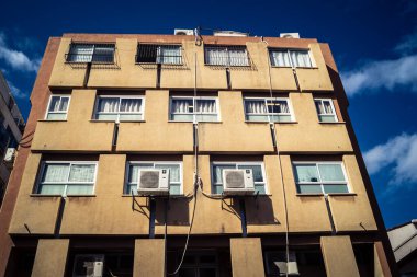 Tel Aviv, İsrail, 26 Şubat 2026, Sheinkin Street View, ritmik Bauhaus geometrisi, minimalist ciltler üzerine gölge etkileşimi, derin atmosferik gökyüzü, dikey yapısal hizalama, kentsel dokular ve yoğun yoğun yoğun bakım ünitesi tarafından gözlemlenen ışık..