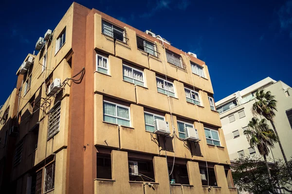 Tel Aviv, İsrail, 26 Şubat 2026, Sheinkin Street View, ritmik Bauhaus geometrisi, minimalist ciltler üzerine gölge etkileşimi, derin atmosferik gökyüzü, dikey yapısal hizalama, kentsel dokular ve yoğun yoğun yoğun bakım ünitesi tarafından gözlemlenen ışık..