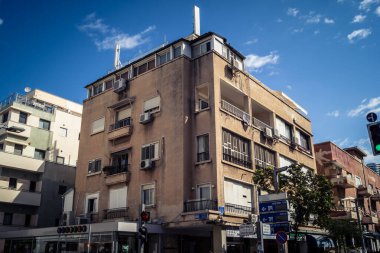 Tel Aviv, İsrail, 26 Şubat 2026, Sheinkin Street View, ritmik Bauhaus geometrisi, minimalist ciltler üzerine gölge etkileşimi, derin atmosferik gökyüzü, dikey yapısal hizalama, kentsel dokular ve yoğun yoğun yoğun bakım ünitesi tarafından gözlemlenen ışık..