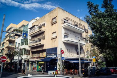 Tel Aviv, İsrail, 26 Şubat 2026, Sheinkin Street View, ritmik Bauhaus geometrisi, minimalist ciltler üzerine gölge etkileşimi, derin atmosferik gökyüzü, dikey yapısal hizalama, kentsel dokular ve yoğun yoğun yoğun bakım ünitesi tarafından gözlemlenen ışık..