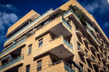 Tel Aviv, İsrail, 26 Şubat 2026, Sheinkin Street View, ritmik Bauhaus geometrisi, minimalist ciltler üzerine gölge etkileşimi, derin atmosferik gökyüzü, dikey yapısal hizalama, kentsel dokular ve yoğun yoğun yoğun bakım ünitesi tarafından gözlemlenen ışık..