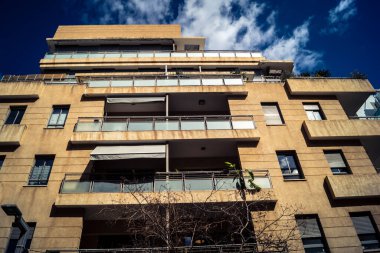 Tel Aviv, İsrail, 26 Şubat 2026, Sheinkin Street View, ritmik Bauhaus geometrisi, minimalist ciltler üzerine gölge etkileşimi, derin atmosferik gökyüzü, dikey yapısal hizalama, kentsel dokular ve yoğun yoğun yoğun bakım ünitesi tarafından gözlemlenen ışık..