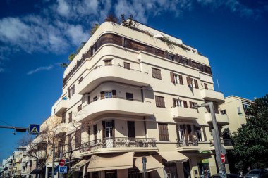 Tel Aviv, İsrail, 26 Şubat 2026, Sheinkin Street View, ritmik Bauhaus geometrisi, minimalist ciltler üzerine gölge etkileşimi, derin atmosferik gökyüzü, dikey yapısal hizalama, kentsel dokular ve yoğun yoğun yoğun bakım ünitesi tarafından gözlemlenen ışık..