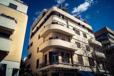 Tel Aviv, İsrail, 26 Şubat 2026, Sheinkin Street View, ritmik Bauhaus geometrisi, minimalist ciltler üzerine gölge etkileşimi, derin atmosferik gökyüzü, dikey yapısal hizalama, kentsel dokular ve yoğun yoğun yoğun bakım ünitesi tarafından gözlemlenen ışık..