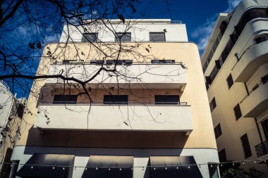 Tel Aviv, İsrail, 26 Şubat 2026, Sheinkin Street View, ritmik Bauhaus geometrisi, minimalist ciltler üzerine gölge etkileşimi, derin atmosferik gökyüzü, dikey yapısal hizalama, kentsel dokular ve yoğun yoğun yoğun bakım ünitesi tarafından gözlemlenen ışık..