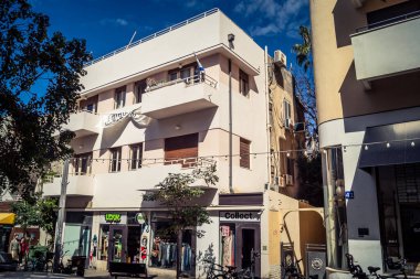 Tel Aviv, İsrail, 26 Şubat 2026, Sheinkin Street View, ritmik Bauhaus geometrisi, minimalist ciltler üzerine gölge etkileşimi, derin atmosferik gökyüzü, dikey yapısal hizalama, kentsel dokular ve yoğun yoğun yoğun bakım ünitesi tarafından gözlemlenen ışık..