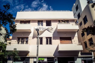 Tel Aviv, İsrail, 26 Şubat 2026, Sheinkin Street View, ritmik Bauhaus geometrisi, minimalist ciltler üzerine gölge etkileşimi, derin atmosferik gökyüzü, dikey yapısal hizalama, kentsel dokular ve yoğun yoğun yoğun bakım ünitesi tarafından gözlemlenen ışık..